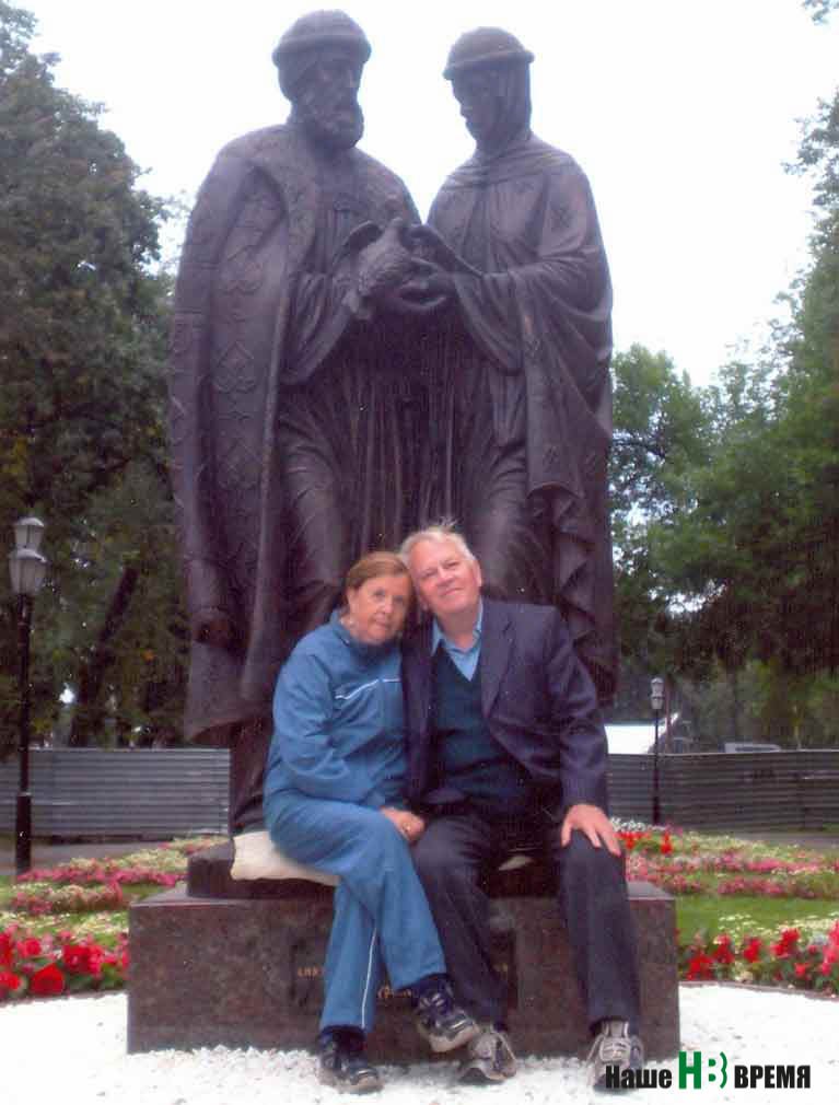 Супруги Смирновы у памятника Петру и Февронии в Ярославле.