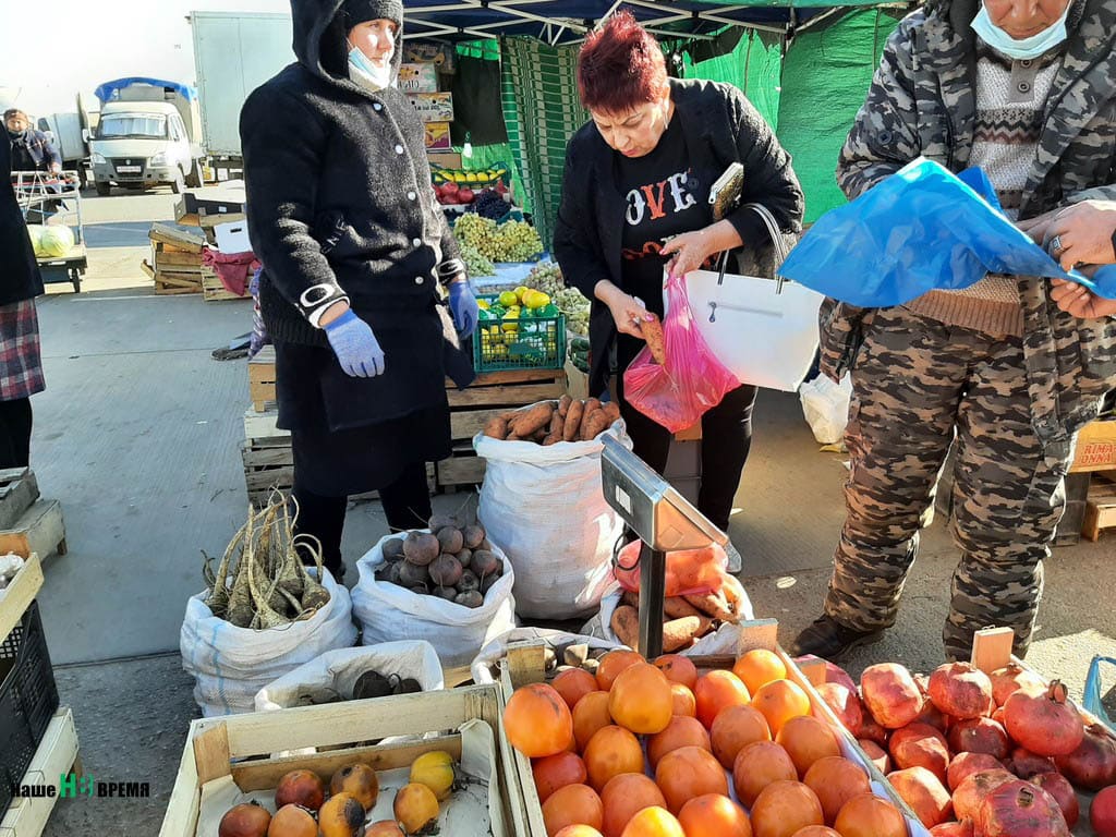 На площадке старого аэропорта торговля заканчивается, но многие предпринимателя собираются искать место поближе к покупателям: без розницы им не выжить.