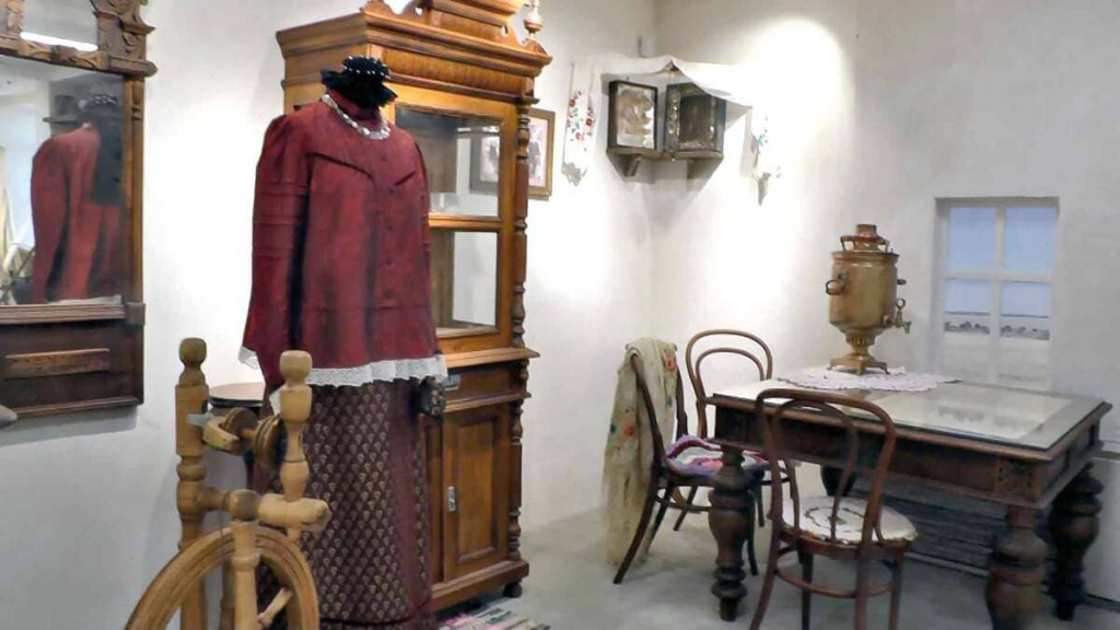 Вся мебель передана музею жителями. На «поповском столе» (доподлинно известно, что стоял он в доме священнослужителя, потому его так и окрестили) самовар, изготовленный в 1889 году.
