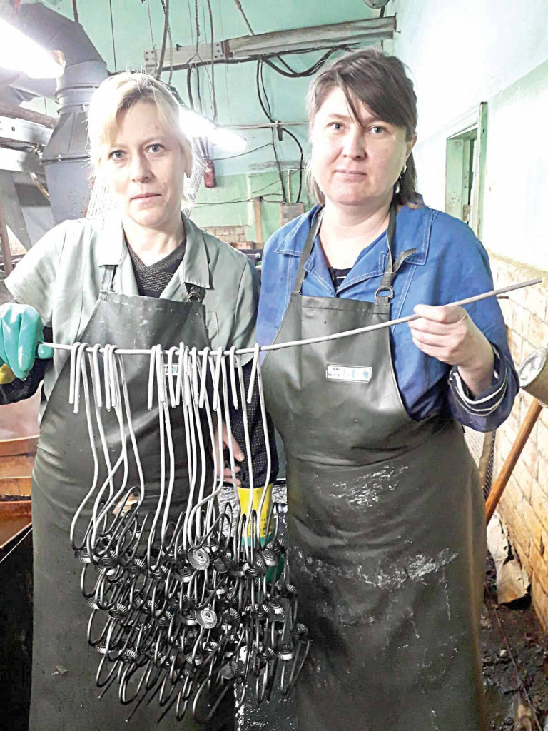 Второе поколение работников завода: Марина СИДОРОВА (слева) и Марина ПОЗДНЕЕВА.
