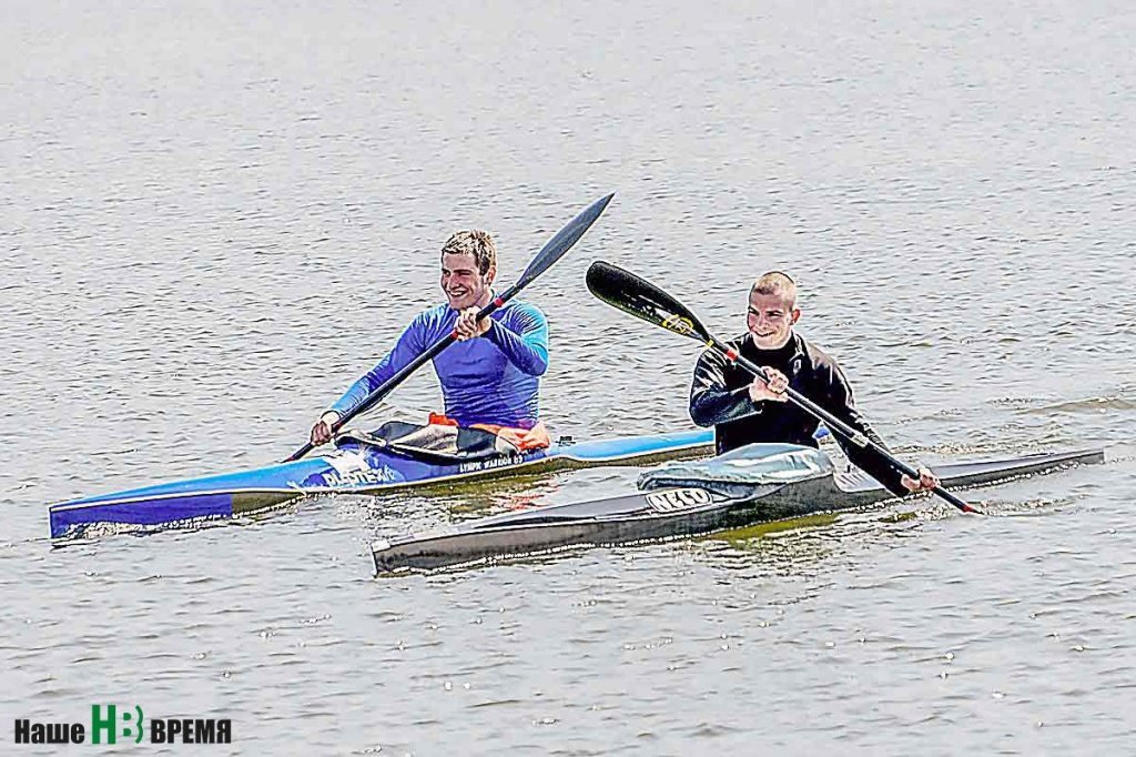 Предварительные заезды регаты прошли еще в четверг. На дистанции вышли одиночники, «двойки» и «четверки».