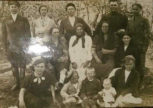 Архивное фото : Матвей Андреевич Зеленский в кругу семьи (верхний ряд, в центре).
