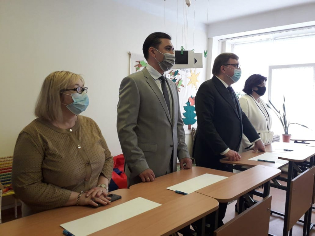 Вот так, за конторками, проходят занятия у особенных детей. Только в этот раз места учеников заняли представители власти.