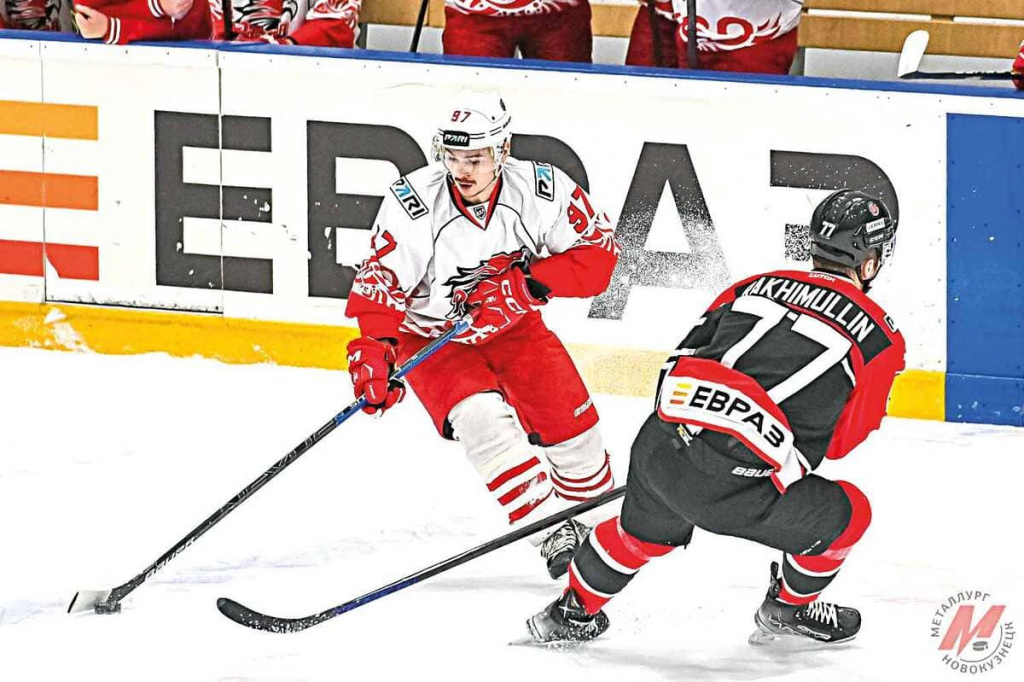 Шайбу ведет нападающий «Ростова» Михаил БЯКИН.