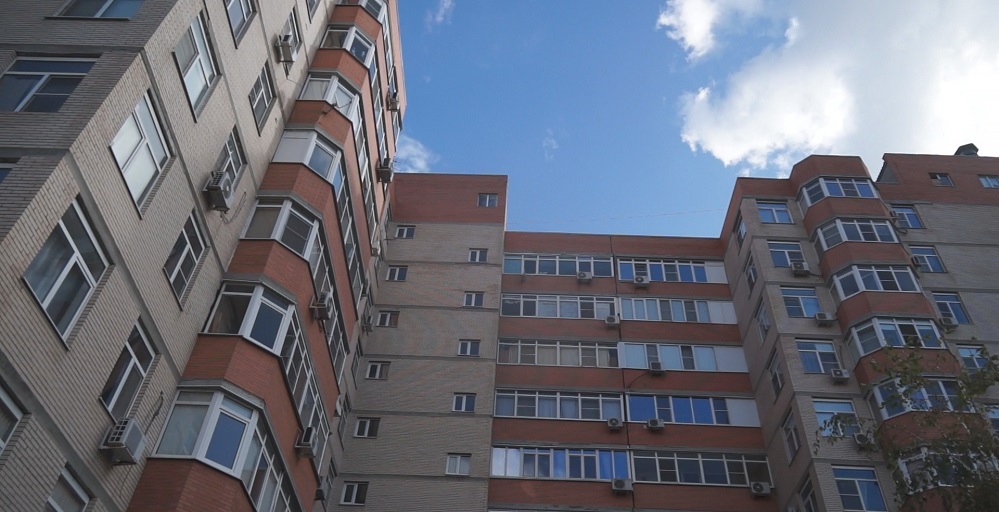 Эти высотки по улице Комарова лишь усугубили чрезвычайную ситуацию в Восточном микрорайоне Батайска. А ведь таких высоток в Батайске и в левобережной части Ростова становится все больше...