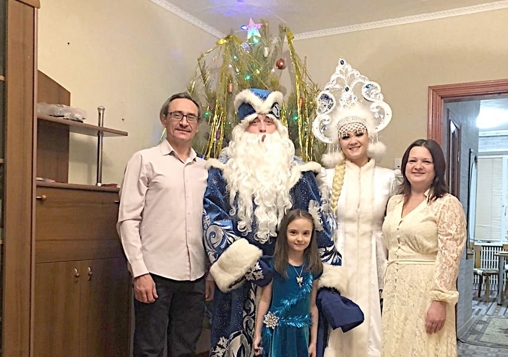 Людмила БАРАНОВСКАЯ, Ростов-на-Дону: «Вот и осень подошла к концу, самое время задумываться о праздновании Нового года. Надеюсь, все успели поздравить Дедушку Мороза с днем рождения? Не забудьте с детьми отправить письмо доброму волшебнику». 