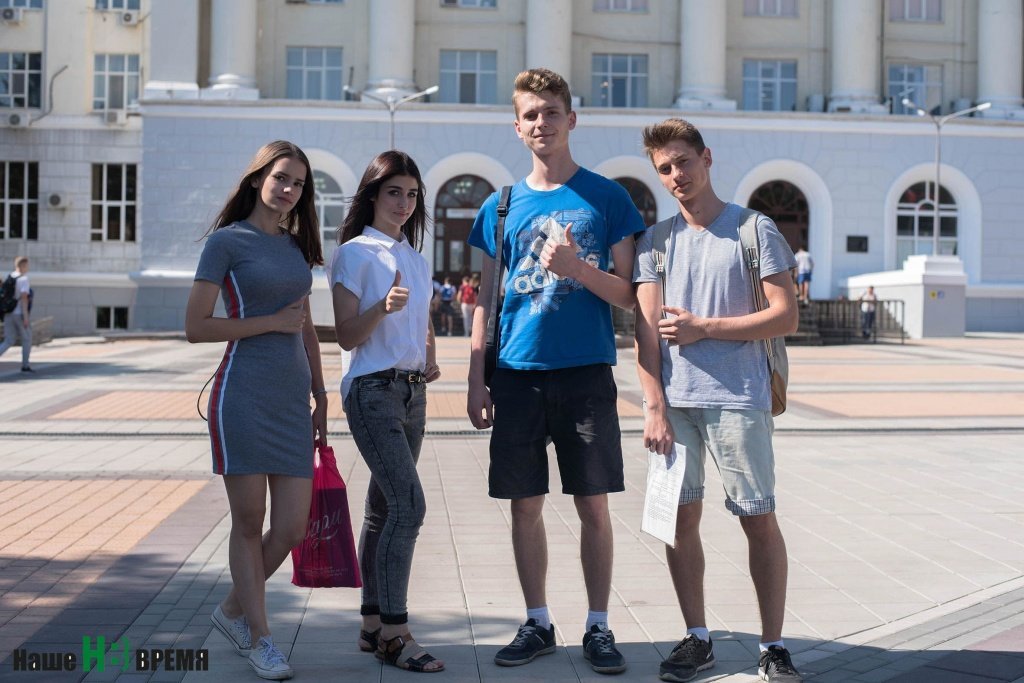 Абитуриенты ДГТУ Анастасия СУКОВАТОВА, Элина ЖЕБЕЛЬ, Артем ДОНСКОЙ и Никита ЛЕОНОВ помогли нам выполнить редакционное задание, попозировав на фоне главного корпуса вуза.