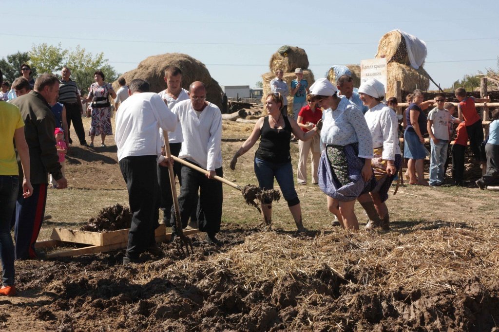 Но-сначала-нужно-замесить-глину-с-соломой-и-конским--навозом.jpg