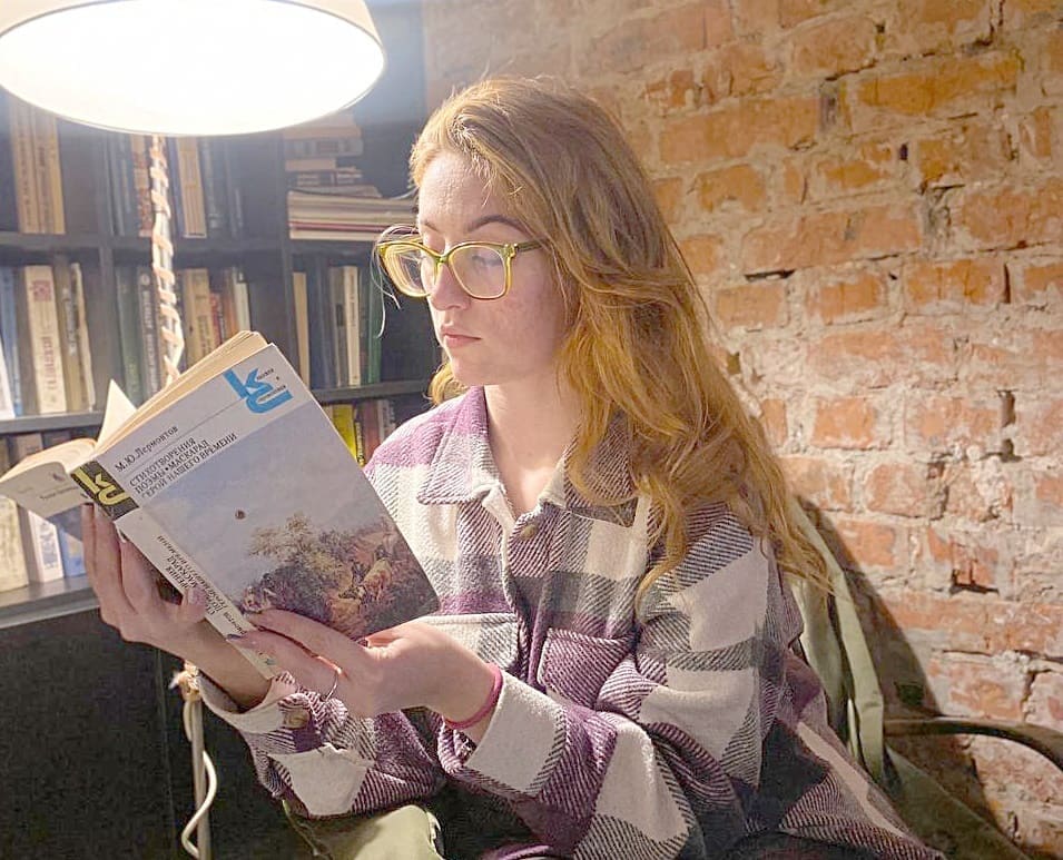 Александра БУТУСОВА: «Я много читаю со школьных лет. Это мой любимый способ проведения досуга: это и отдых, и развлечение, и вдохновение для меня. При этом в течение дня для этого всегда находится время: в транспорте, между дел, в ожидании друга... Так удается за год прочитать несколько десятков произведений. Недавно закончила книгу «Апельсины из Марокко» – однозначно того стоит». 