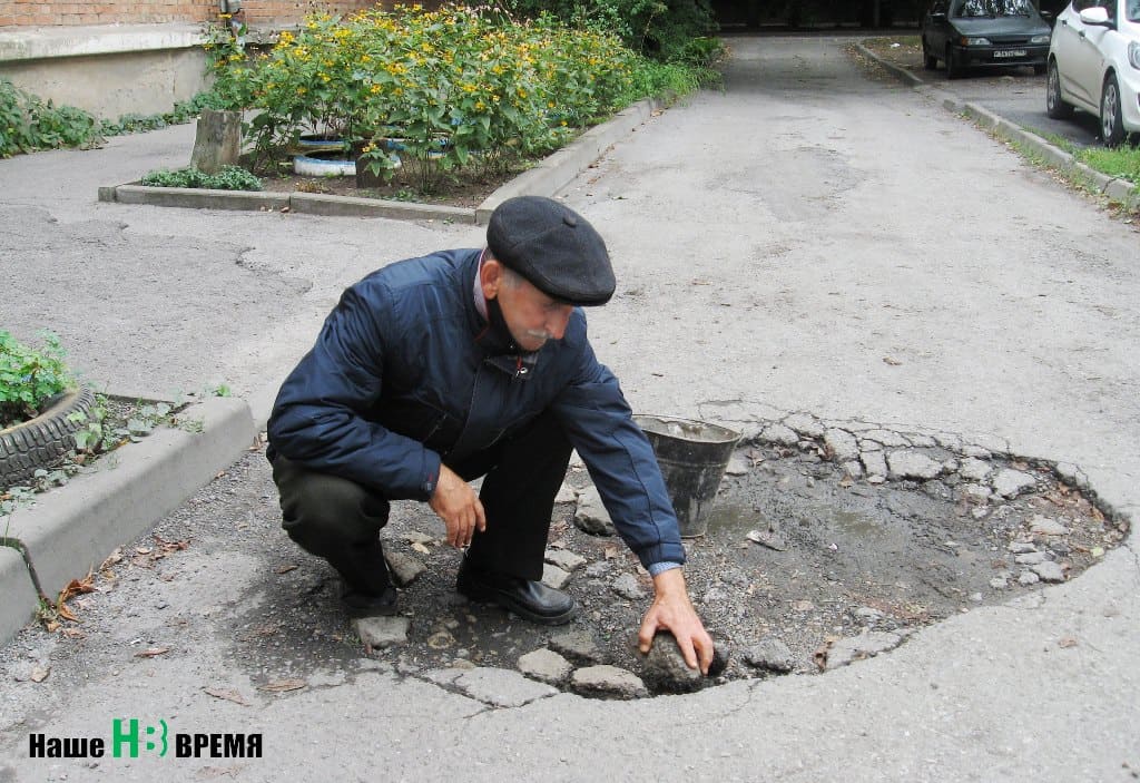 Александр ТИТОВ — водитель с огромным стажем, машиной активно пользуется и сейчас. О проблемах с ямами на дорогах знаком не понаслышке. Поэтому в первую очередь заделал ямы у своего дома и на пути в излюбленные места.