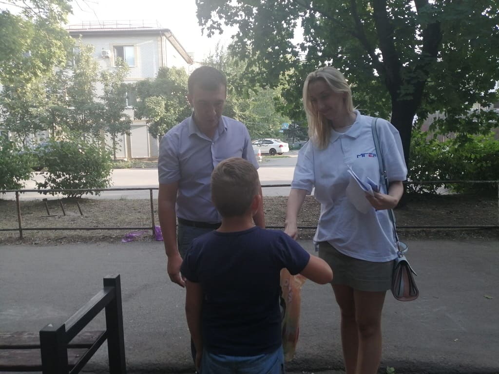 Семья таганрог. Моя семья Таганрог. Семья с особым ребенком Таганрог. Семья мальчика из Таганрога. Друг семьи Таганрог
