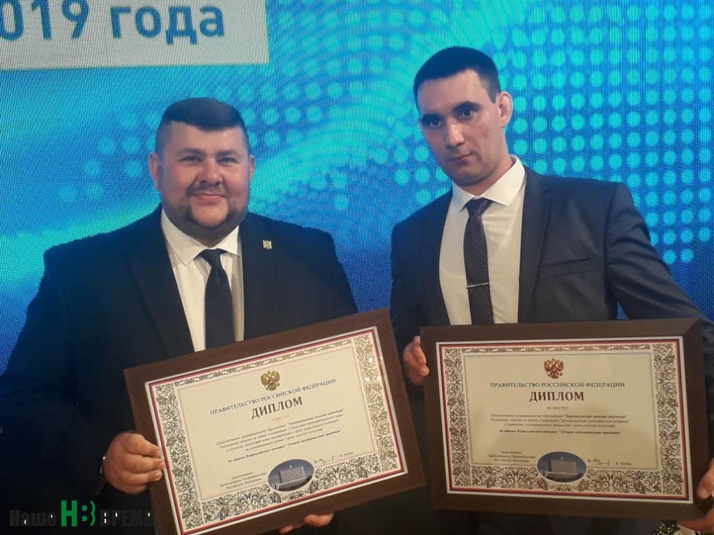На съезде он встретился с Евгением ОВСЯННИКОВЫМ (справа) – начальником службы экономики и финансов Краснокутского сельского поселения Октябрьского района. На съезде он встретился с Евгением ОВСЯННИКОВЫМ (справа) – начальником службы экономики и финансов Краснокутского сельского поселения Октябрьского района.