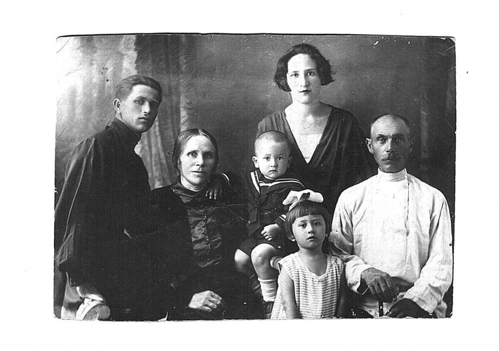 Семья БОЖКО (слева направо): отец – Яков; бабушка – Анна Ивановна; Славик; мать – Анна Потаповна; дедушка – Потап; внизу, рядом с дедушкой – сестра Римма. 1930 г.