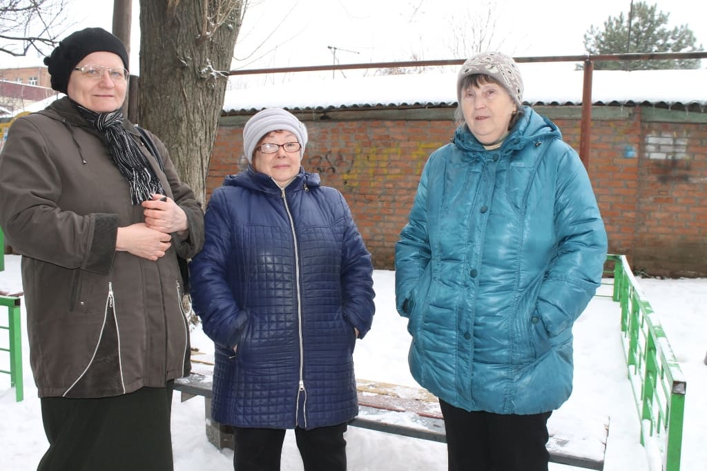 Жители дома 28 Наталья Глущенко, Лилия Абрамова и Светлана Карпикова перед парадом вспомнили своих близких — солдат Великой Отечественной.