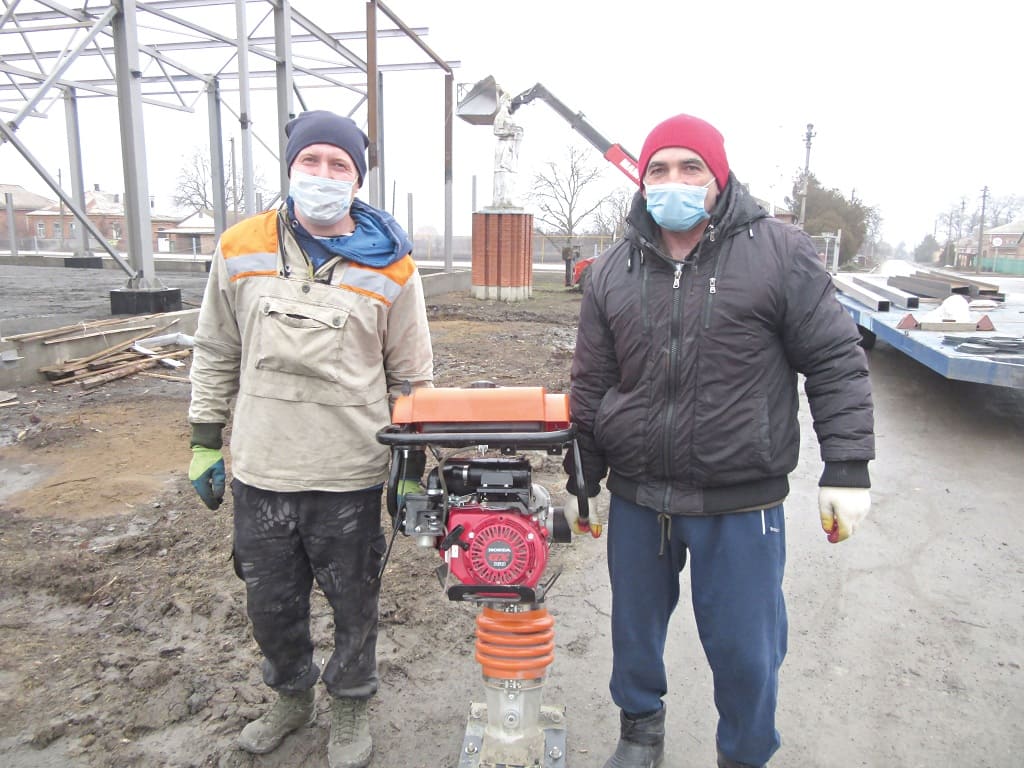 Бригадир строителей Сурен БАРАШЯН и администратор спортивного комплекса Аршалуйс ЧИБИЧЯН полностью согласны с решением членов правления колхоза: каток поселку нужен.