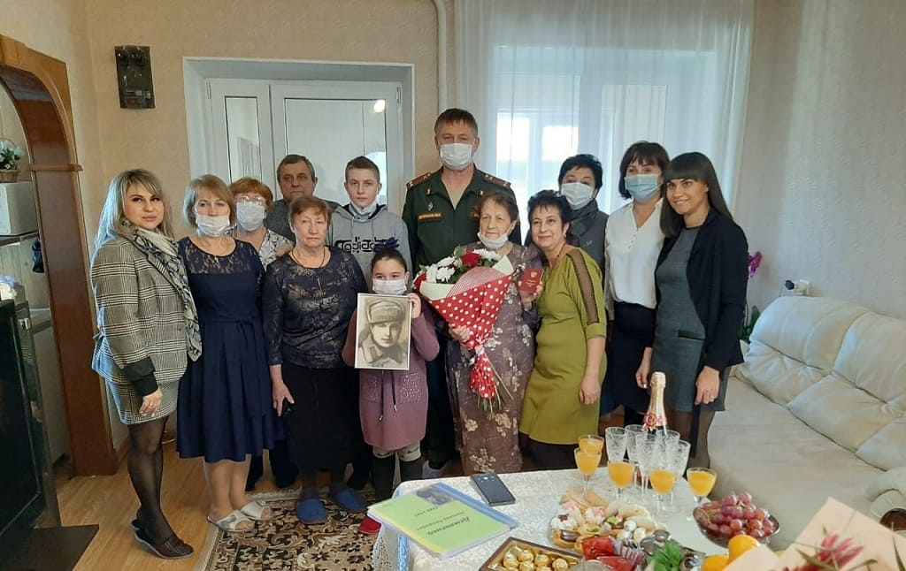 На торжественной церемонии собрались многочисленные родственники героя. На торжественной церемонии собрались многочисленные родственники героя.