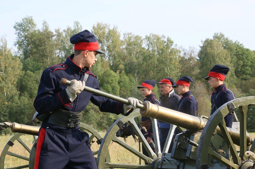 Делегация Шахтинского Якова Бакланова казачьего кадетского корпуса во главе с его директором Виталием Бобыльченко приняла участие в Международном военно-историческом фестивале «День Бородина».