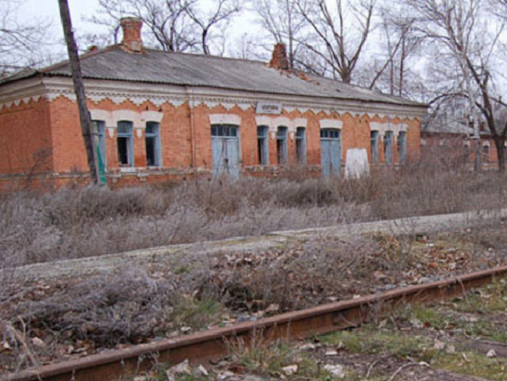 Заброшенная станция Чеботовка находится в поселке Войково, Тарасовского района. До Луганска отсюда - всего три десятка километров.