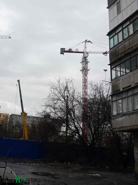 А за этим забором должна была строиться школа, но возводится жилой комплекс.