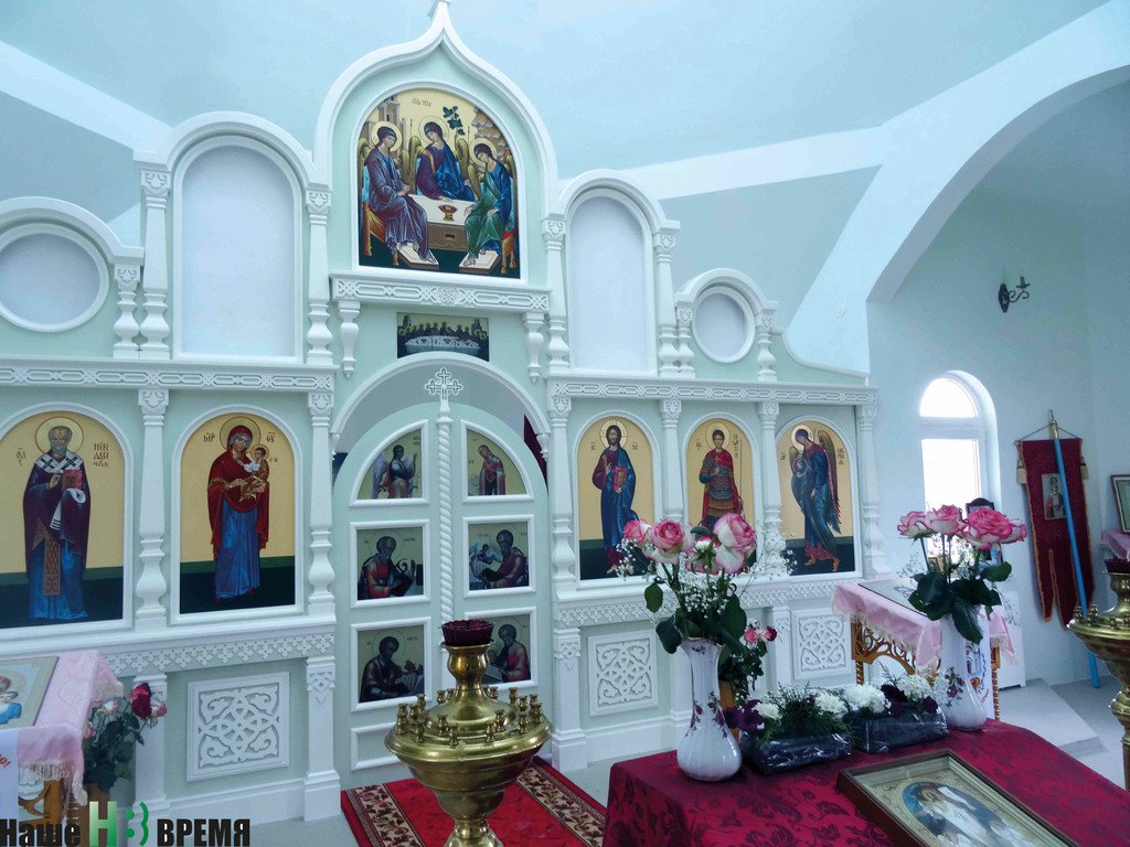 В п. Новозарянском Октябрьского района завершается строительство новой церкви в честь святого великомученика Георгия Победоносца. Здесь уже прошли первые церковные службы.