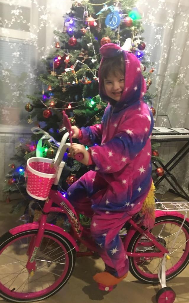 Сегодня Аделина учится ездить на велосипеде.