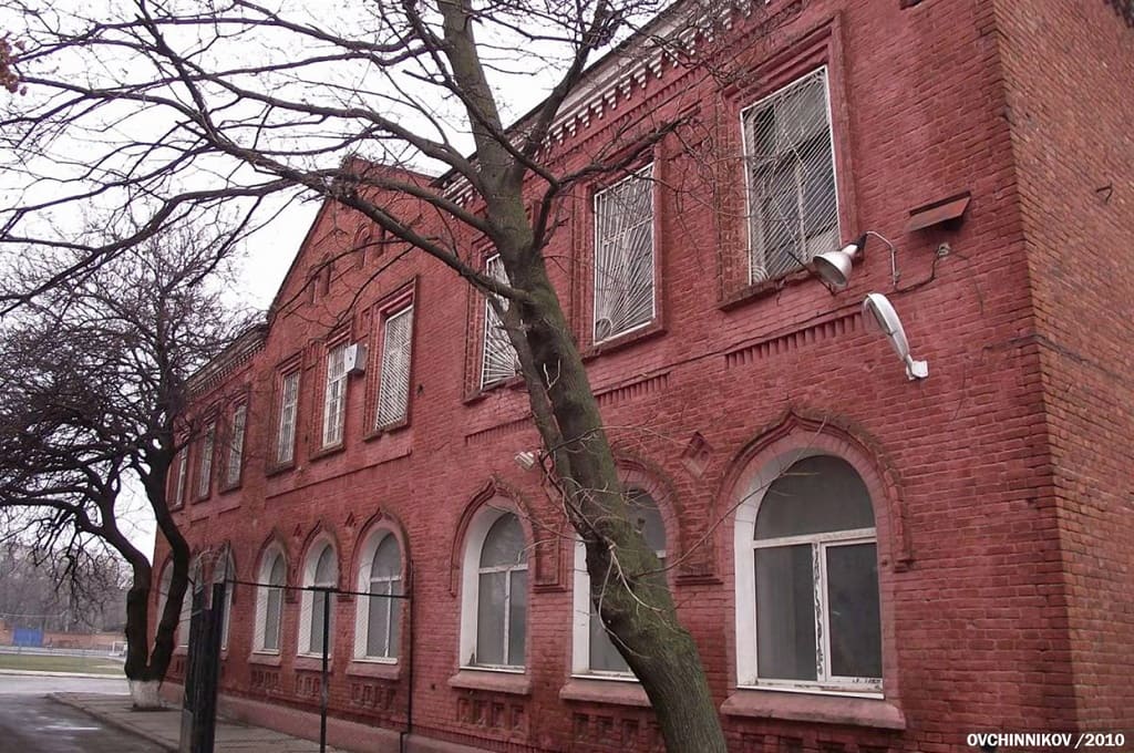 «Здание начального училища и школы причта Вознесенской церкви Братского кладбища», переулок Ахтарский, 1а. Здание построено в 1913. Снесено в 2018 году.