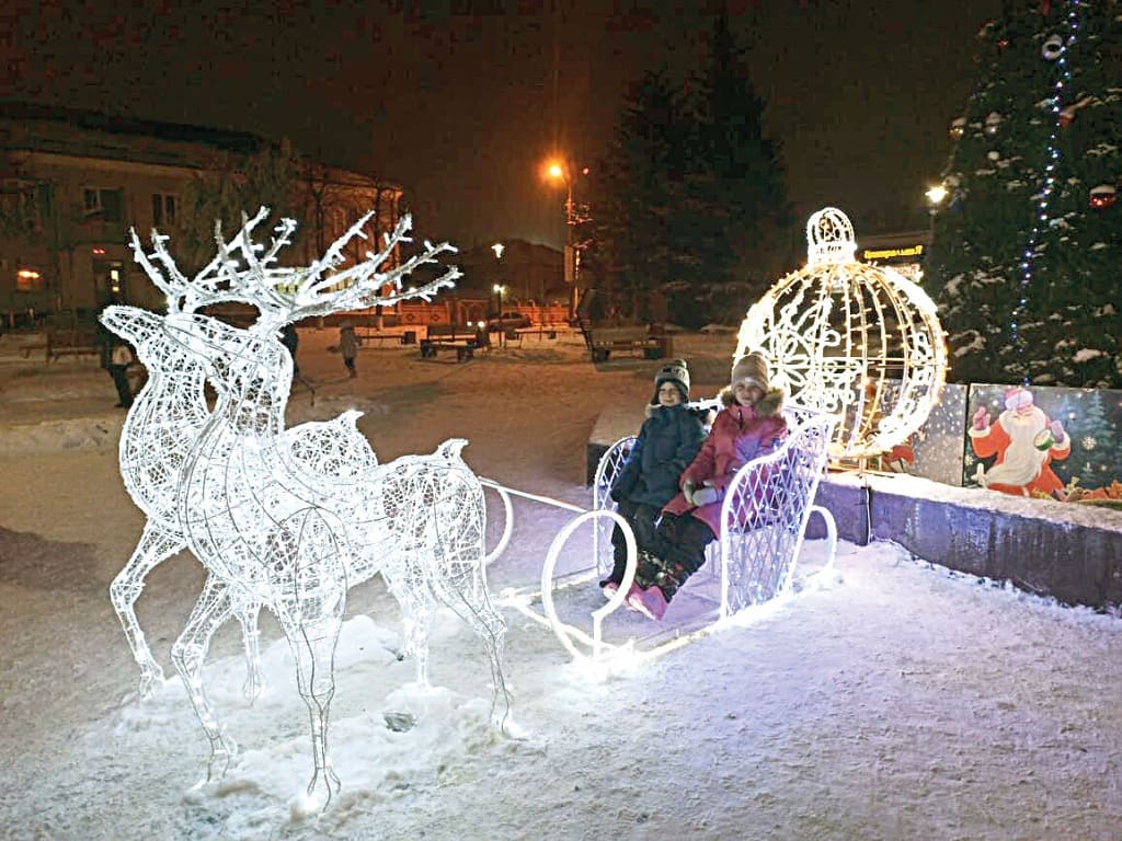 Полина и Егор из города Миллерово рады чудесной композиции, установленной возле городской елки! Красота на Дону от Оксаны Гаркушиной.