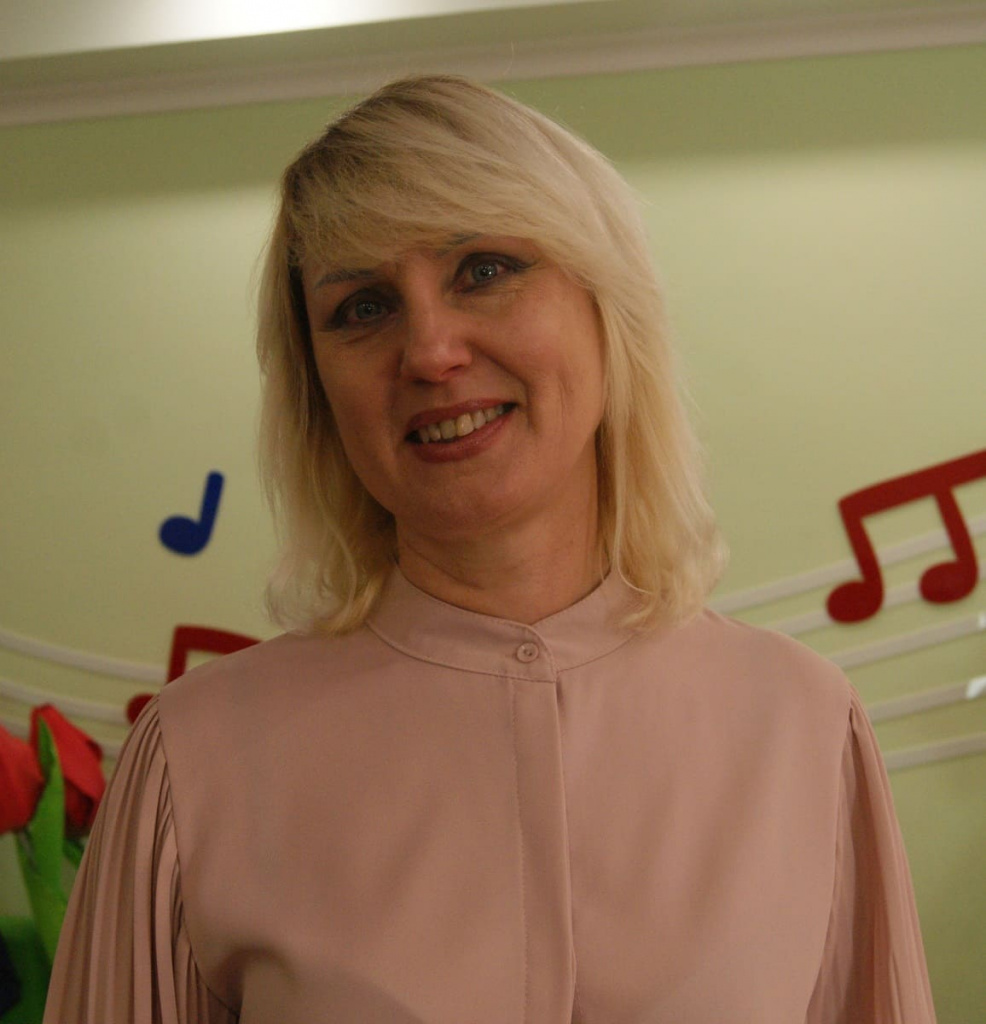 Елена Зазуля, педагог дополнительного образования ростовского социального приюта для детей и подростков: «Идеи создания костюмов возникали легко. А вот реализовывались они уже по-разному. Дольше всего создавали костюм мака». Елена Зазуля, педагог дополнительного образования ростовского социального приюта для детей и подростков: «Идеи создания костюмов возникали легко. А вот реализовывались они уже по-разному. Дольше всего создавали костюм мака».