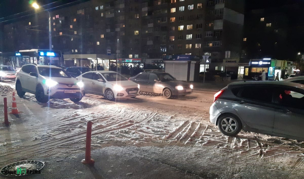 Выезд из парковки торгового центра. При съезде с бугра машина может покатиться по ледяной "каше" на проезжую часть Выезд из парковки торгового центра. При съезде с бугра машина может покатиться по ледяной "каше" на проезжую часть