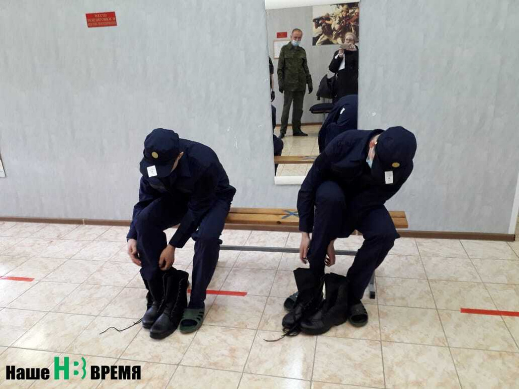 Перед отправкой к месту службы призывники переодеваются в военную форму Перед отправкой к месту службы призывники переодеваются в военную форму