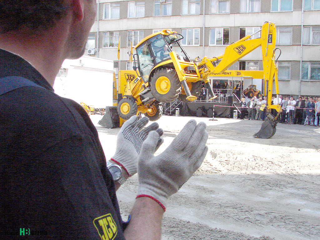 В мае 2006 года в Ростовском государственном строительном университете состоялась региональная презентация землеройной, строительно-дорожной и грузоподъёмной техники ЗАО «Лонмади», дилера компании «Джей Си Ви» (Великобритания). В мае 2006 года в Ростовском государственном строительном университете состоялась региональная презентация землеройной, строительно-дорожной и грузоподъёмной техники ЗАО «Лонмади», дилера компании «Джей Си Ви» (Великобритания).