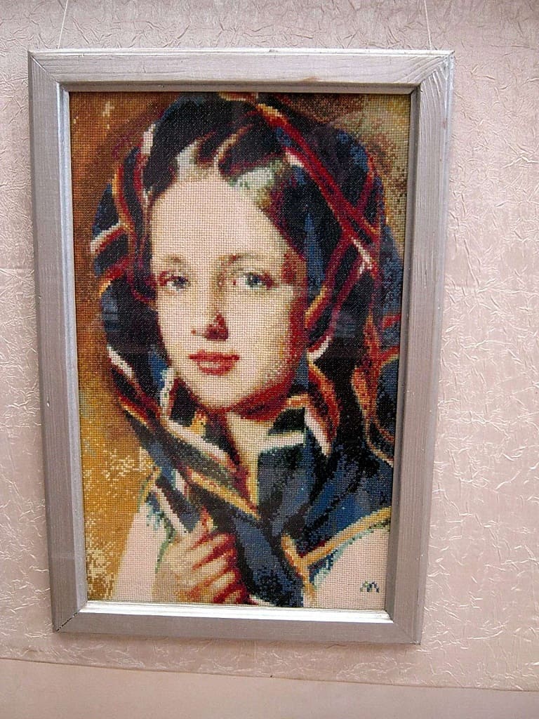 «Девушка в платке». Вышивание крестиком – самое большое увлечение Любови Васильевны.