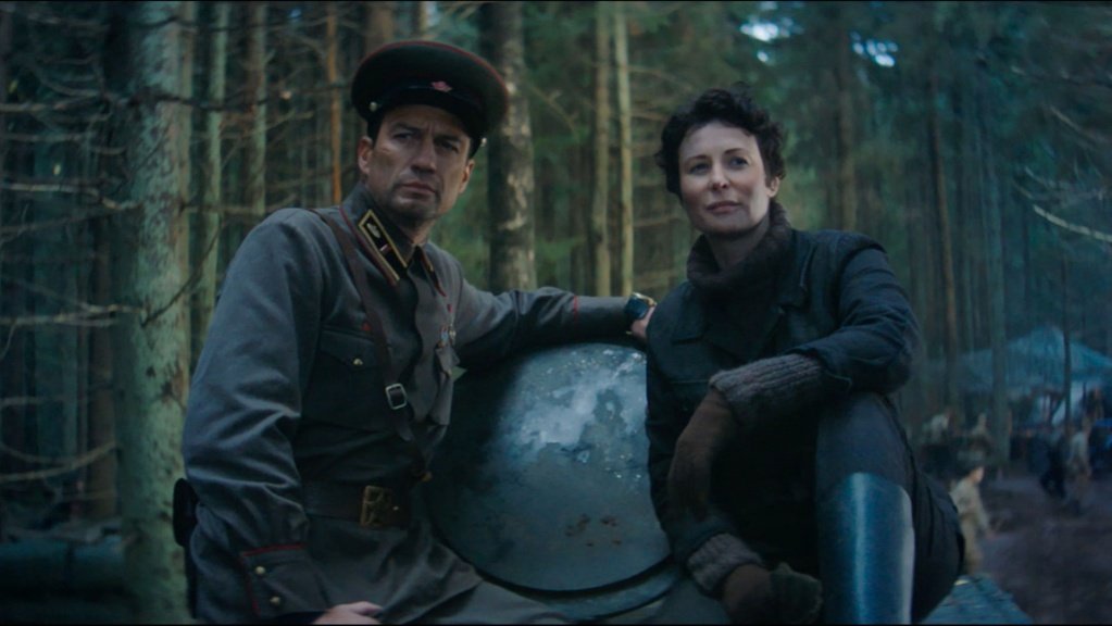 Кадр из фильма «Несокрушимый». Семена Коновалова играет Андрей ЧЕРНЫШОВ. В роли Павлы Чумак-Коноваловой – Ольга ПОГОДИНА.