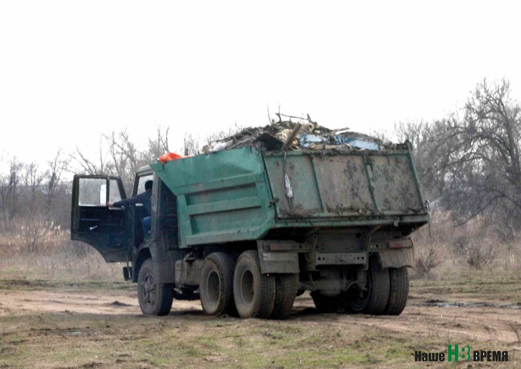 Один за другим отходят от окраины хутора Ленина груженые строительным мусором КамАЗы.