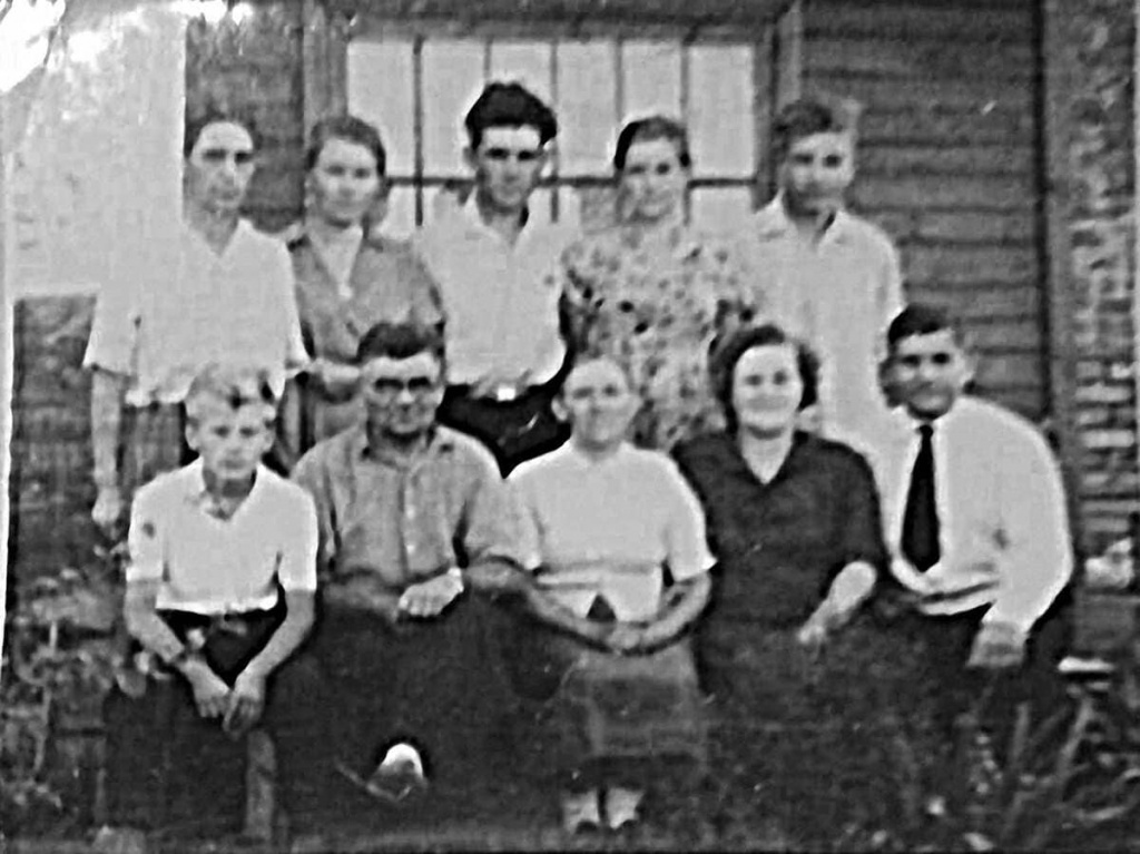 Пожалуй, единственная оставшаяся фотография у старого дома (60-е годы), где запечатлена вся большая семья ЗАЙЦЕВЫХ — родители, сыновья, дочь, невестки.