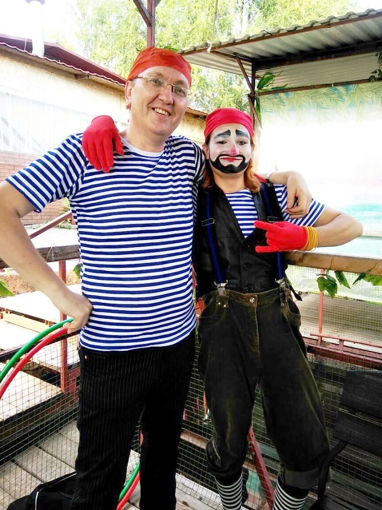 На танцевальные вечера заглядывают даже... пираты. На танцевальные вечера заглядывают даже... пираты.