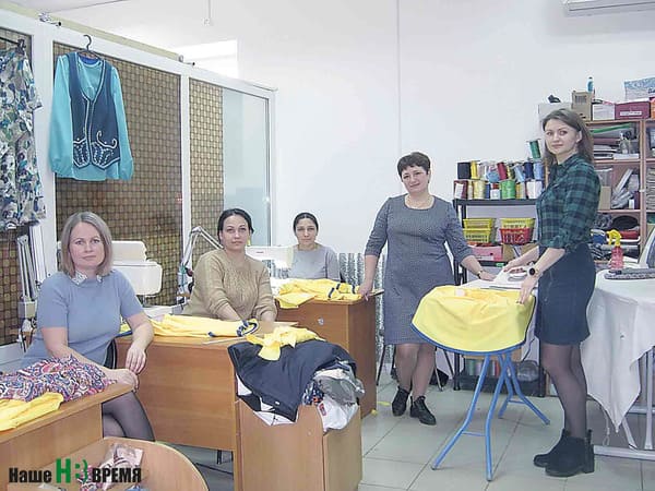 Работницы «Каприза» Светлана ЗАВОДСКАЯ, Татьяна НАЗАРОВА, Вера ГУЛЕНТИНОВА, Ирина ЗОЛОТУХИНА и Надежда КОСТЕНКО (слева направо). Работницы «Каприза» Светлана ЗАВОДСКАЯ, Татьяна НАЗАРОВА, Вера ГУЛЕНТИНОВА, Ирина ЗОЛОТУХИНА и Надежда КОСТЕНКО (слева направо).