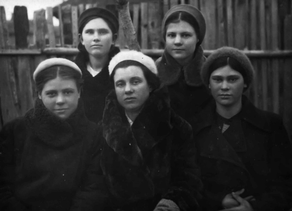 Саша с подружками. Саша с подружками.