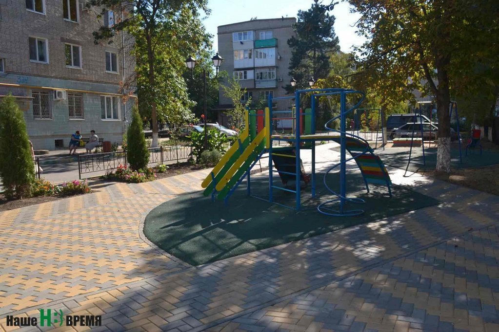 Есть чем заняться и малышам, и ребятам постарше на восстановленной детской площадке.