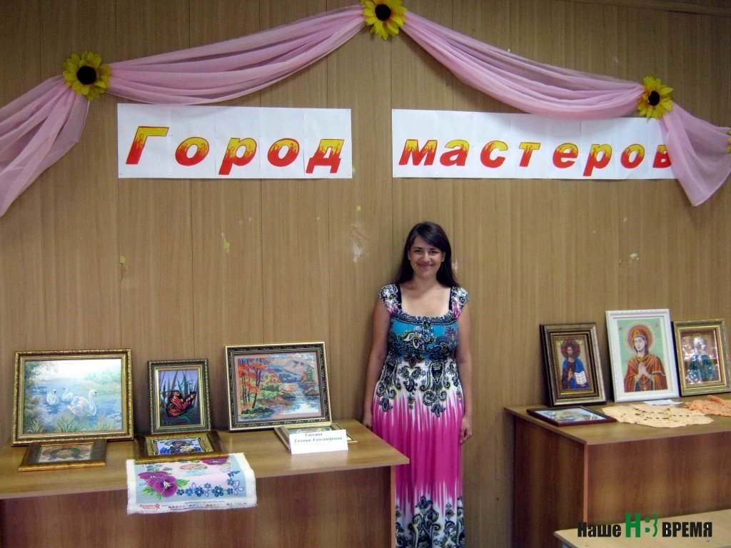 Женя Савкина приветливо улыбалась гостям.