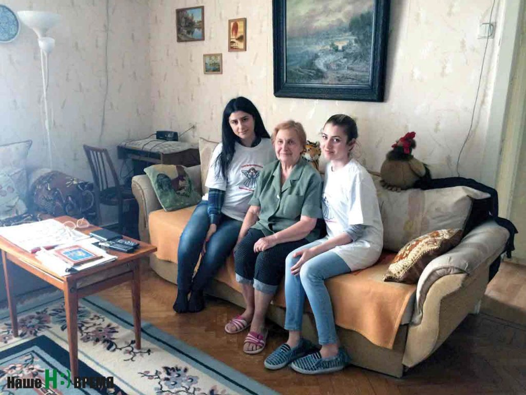 Это – «ангелы милосердия» с одной из своих подопечных.