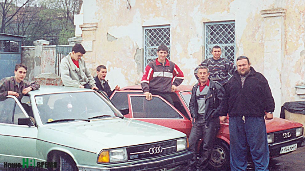 Со своей командой. Справа перед автомобилем два Алексея Латоцких - отец и сын. Алексей-младший - Малыш всегда был за рулем машины, с которой прыгал отец.
