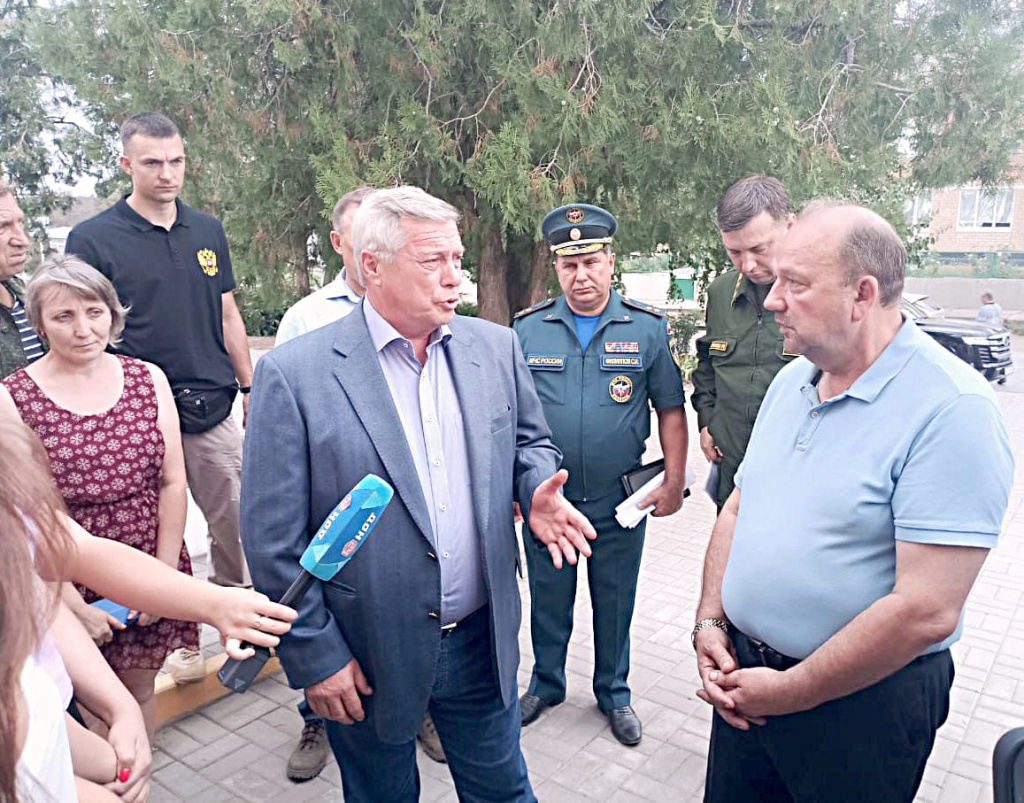 Губернатор Василий ГОЛУБЕВ, первый заместитель губернатора Виктор ГОНЧАРОВ и глава администрации района Виктор ГУСНАЙ встретились с пострадавшими от пожара.