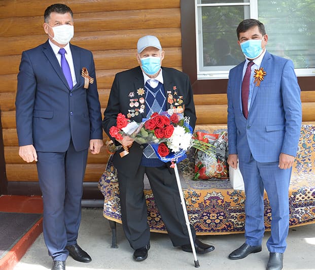 Яков Иванович Быкадоров принимает поздравления