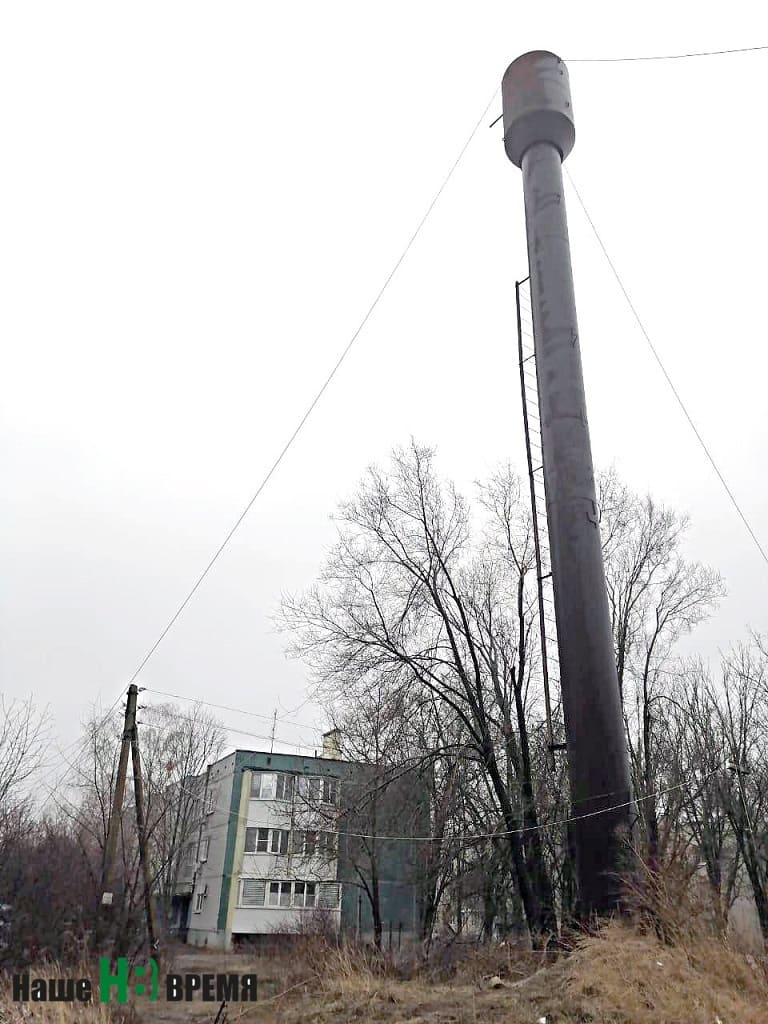 Старая водонапорная башня насквозь проржавела. Люди боятся, что она скоро завалится. Тогда беды не оберешься.