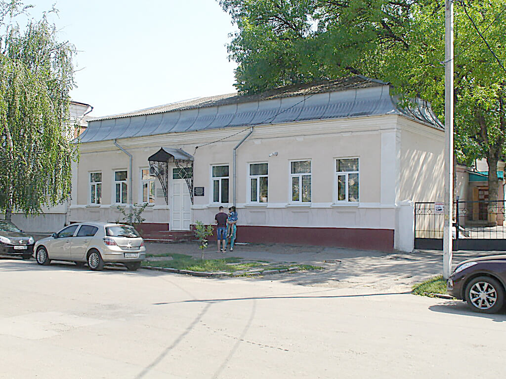 Азов. Мемориальный музей Р. Л. Самойловича, ул. Ленинградская, 46. Открыт он ежедневно, но по понедельникам принимает только организованные экскурсионные группы. Контактный тел. 8-863-42-4-10-33. Азов. Мемориальный музей Р. Л. Самойловича, ул. Ленинградская, 46. Открыт он ежедневно, но по понедельникам принимает только организованные экскурсионные группы. Контактный тел. 8-863-42-4-10-33.