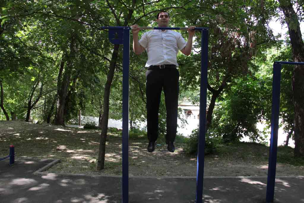 Депутат Евгений Соболев подтянулся на турнике десять раз. Норму ГТО сдал.