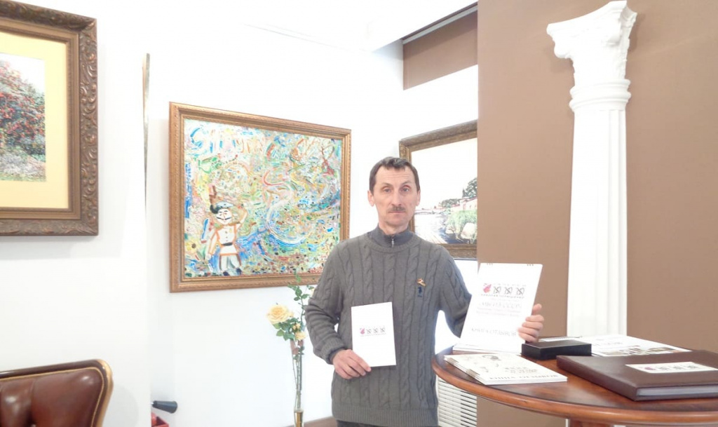 Заслуженный художник России Николай ПОЛЮШЕНКО рад гостям галереи. Собственно для них она и открыта. Будет жалко, если Ростов потеряет такой уголок культуры и искусства.