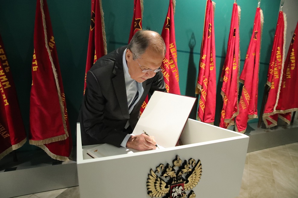 Слова благодарности жителям Дона министр иностранных дел оставил в Книге почетных гостей Народного музейного комплекса.