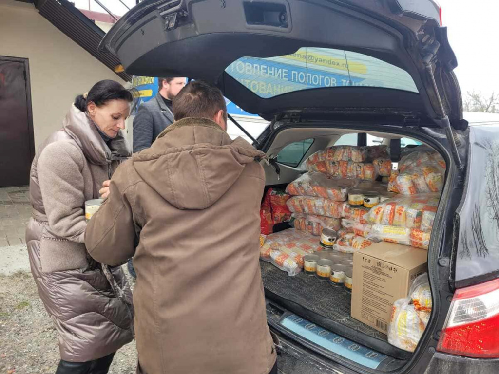 Предприниматели везут для беженцев продукты.